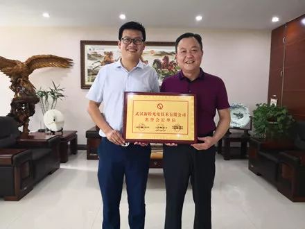 《企業(yè)與市場》雜志和《企業(yè)與市場》網(wǎng)總編輯王義明為武漢新特光電技術(shù)有限公司總經(jīng)理陳義兵授牌
